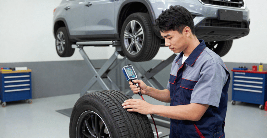 Portable inflator connected to a car tyre